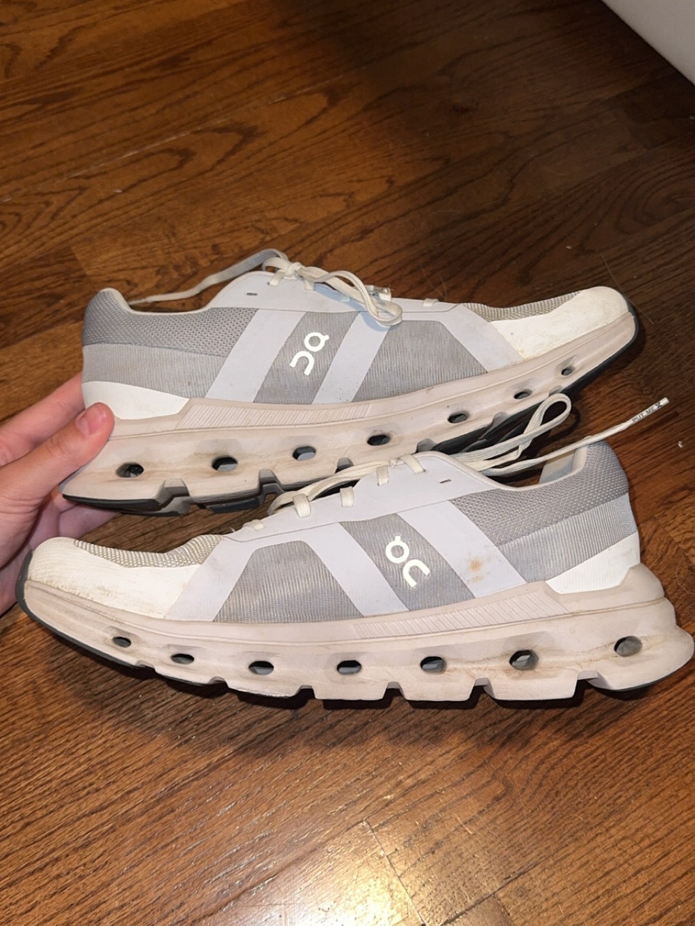 On Cloud Running Women’s Cloudswift Athletic Shoes in Gray and White